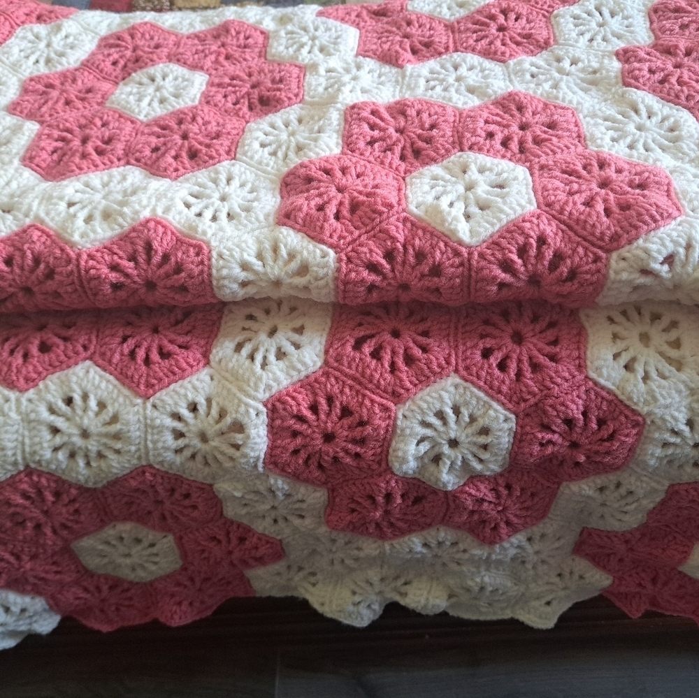 VTG HANDMADE CROCHET Afghan pinwheel pink rose white scalloped edge Twin 82x68"
